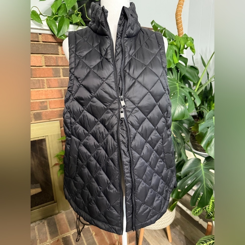 New Condition  Athleta  High Low puff Vest with Adjustable Waist & Zipper front - Picture 5 of 11